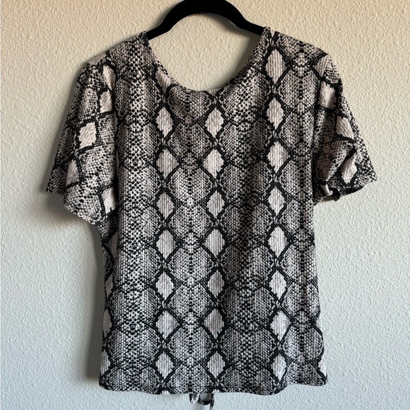 Vibe Snakeskin Blouse - Picture 4 of 5